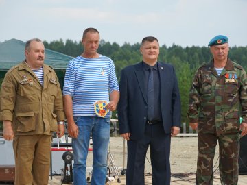 «Никто, кроме нас!» В поселке Новоасбест чествовали воинов-десантников.