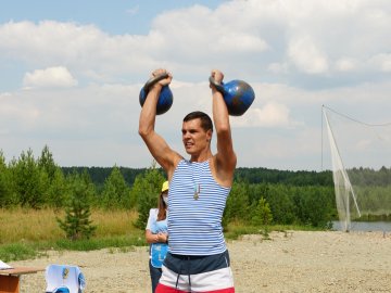 «Никто, кроме нас!» В поселке Новоасбест чествовали воинов-десантников.