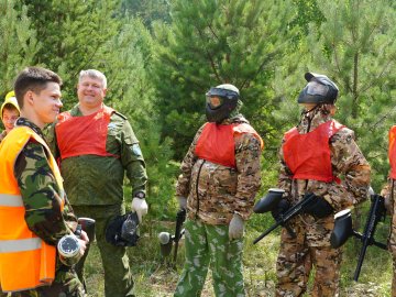 «Никто, кроме нас!» В поселке Новоасбест чествовали воинов-десантников.