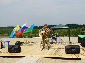 «Никто, кроме нас!» В поселке Новоасбест чествовали воинов-десантников.