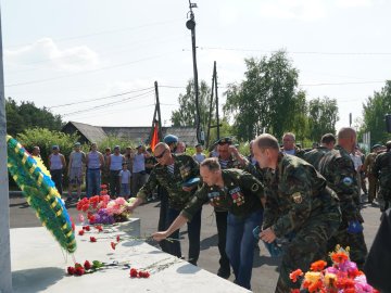 «Никто, кроме нас!» В поселке Новоасбест чествовали воинов-десантников.