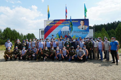 «Никто, кроме нас!» В поселке Новоасбест чествовали воинов-десантников.