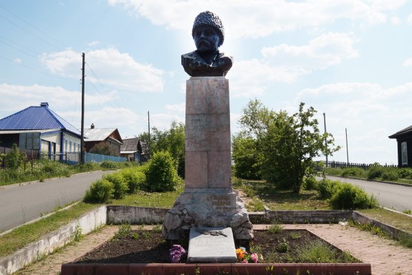 Памятник-бюст писателю  Д.Н. Мамину-Сибиряку